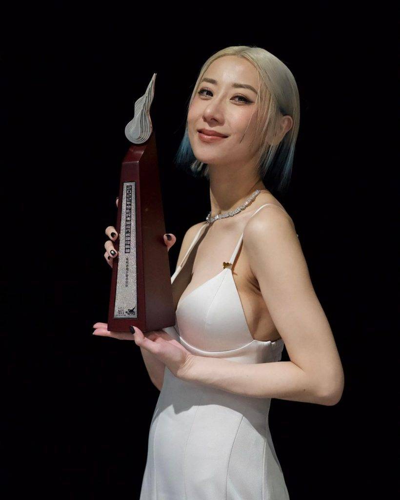 泳兒 入行17年終於獲得「叱咤樂壇女歌手」銀獎。
