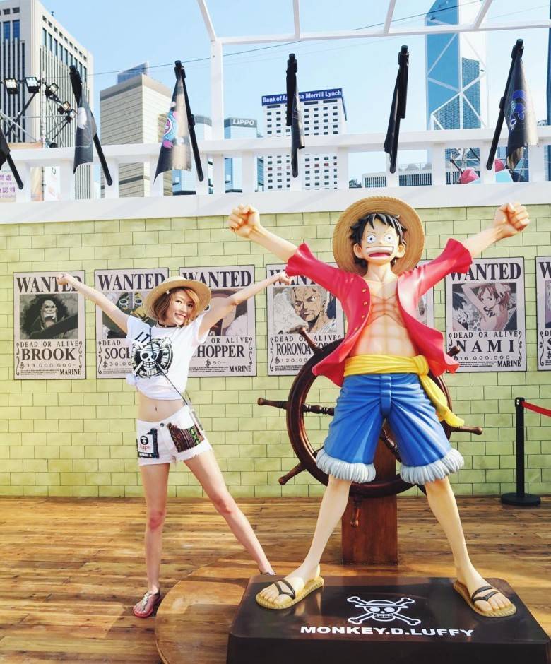 連詩雅 Shiga出席《海賊王One Piece》活動，又再搞錯Piece與Peace。
