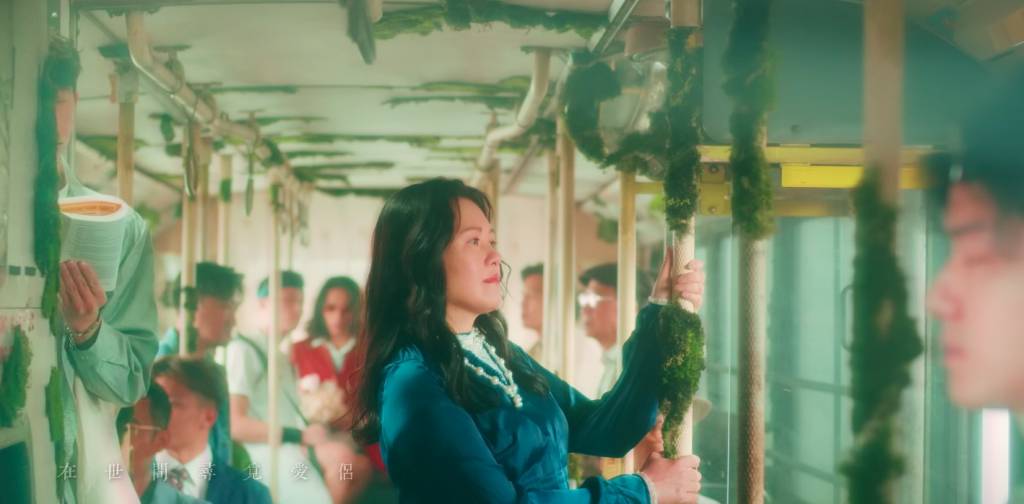 張國榮 李麗珍在張國榮《最愛是誰》MV中，在巴士車廂內，扶著充滿菁苔的扶手，一鏡到底拍攝！