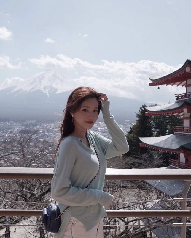 李蔓瑩 今次高處欣賞富士山，但網民指目光離不開其身材，根本無法欣賞Renee介紹的美景！