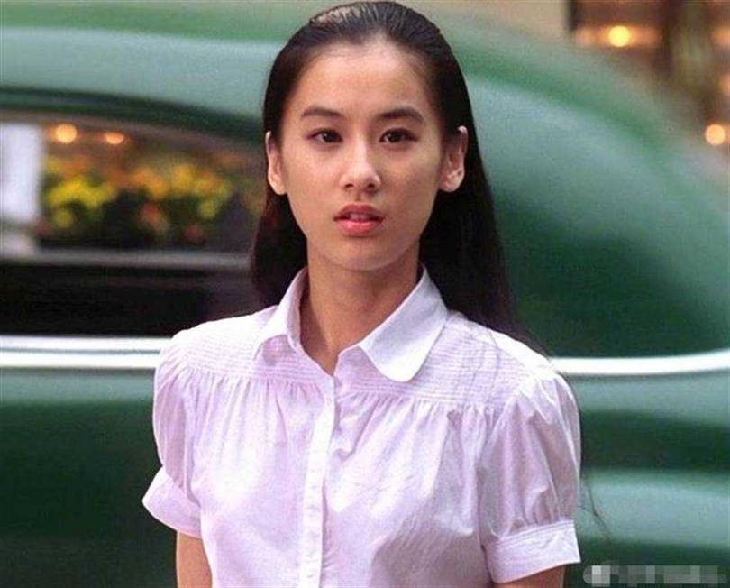 2004年黃聖依2004年出演周星馳執導的電影《功夫》憑「好pure 好true」嘅氣質廣一炮而紅