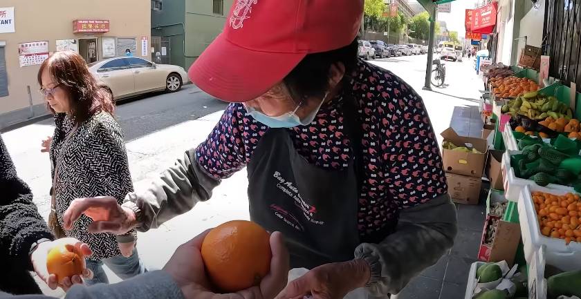 舊金山 生果檔的婆婆最後仲請托哥食橙