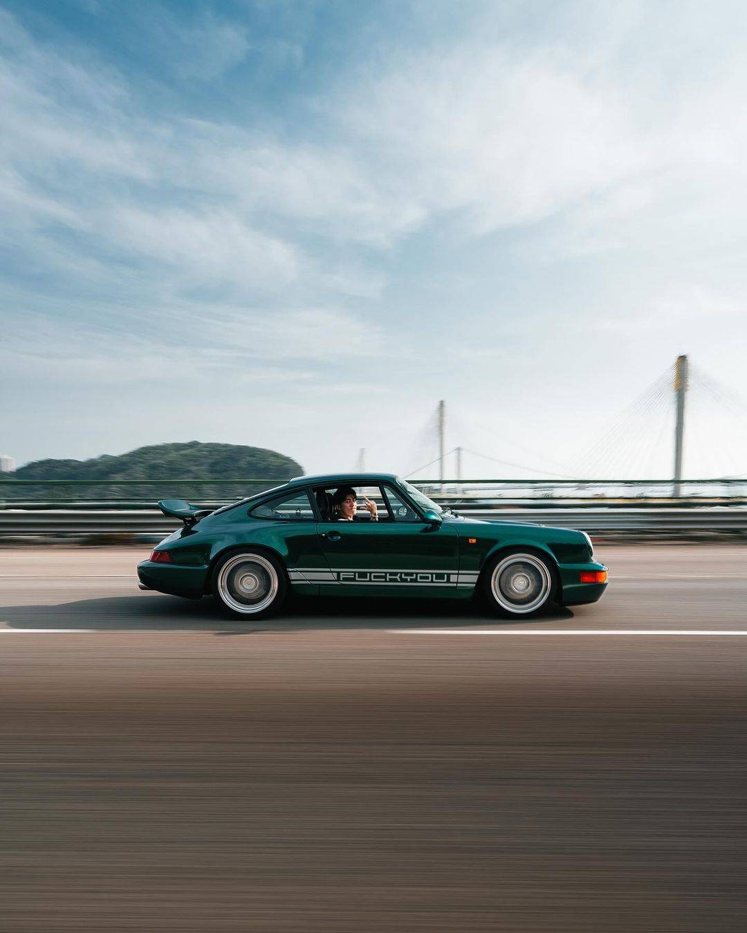 tyson yoshi Tyson Yoshi购入绿色保时捷Porsche 964之后，将车身的「Porsche」标誌改为「F**k You」（图片来源：ig＠tysonyoshi）