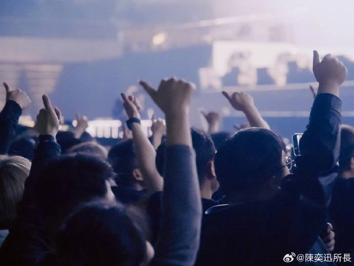 陈奕迅 南京演唱会 对于这些不尊重歌手的行为，大量大陆网民表示了强烈的不满。（图片来源：Weibo＠陈奕迅所长）