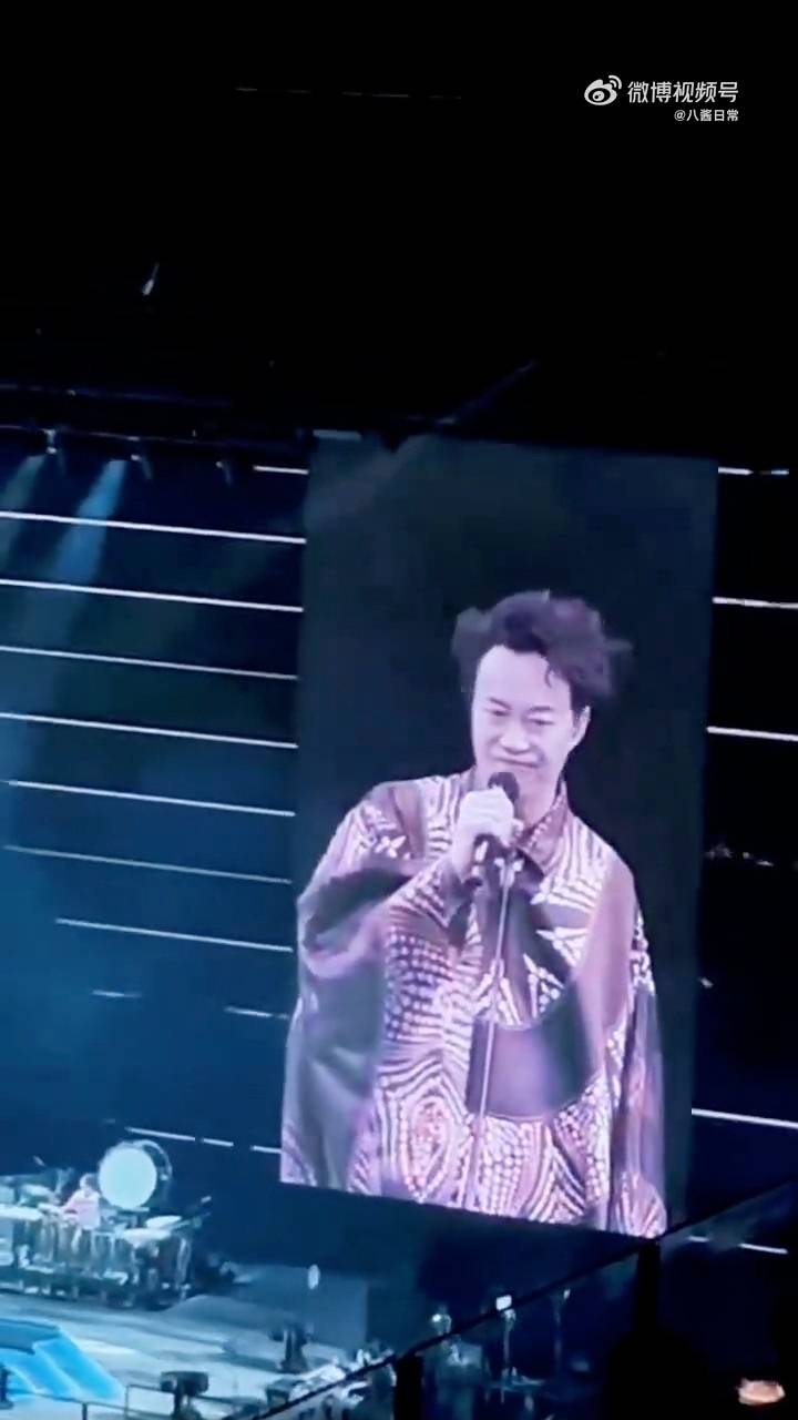 陈奕迅 南京演唱会 Eason看到观众做不雅动作「拧晒头」。（图片来源：Weibo@八酱日常）