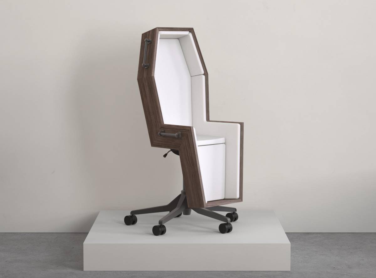 英國設計品牌推出「棺材辦公椅」諷刺過勞文化同時提供舒適久坐體驗