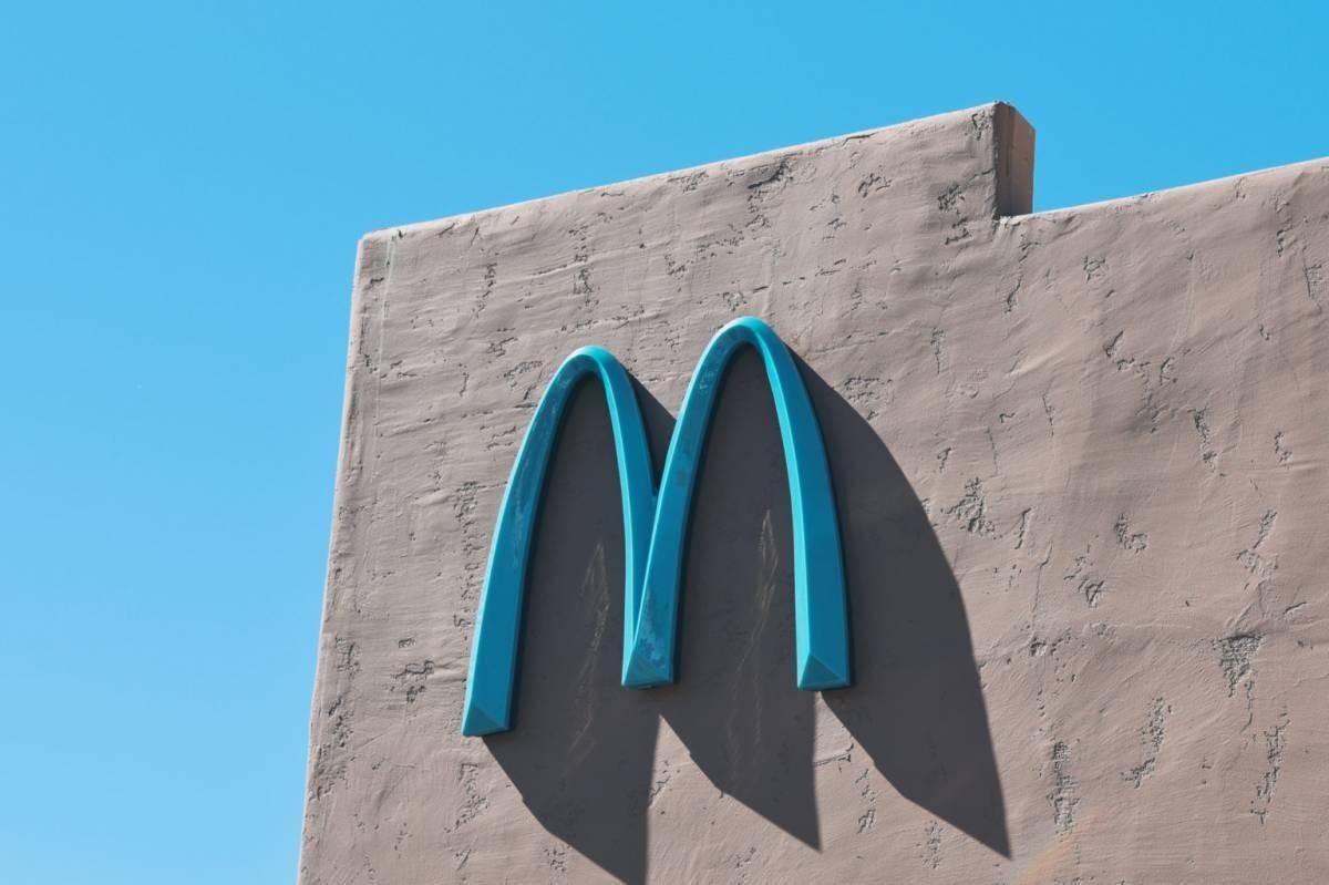 美國亞利桑那州塞多納市麥當勞：獨特綠松石藍色招牌成打卡熱點