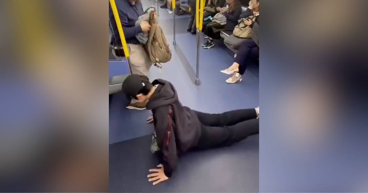 有片｜港鐵男車廂內做「掌上壓」？ 曖昧動作惹人側目 女乘客反應成焦點