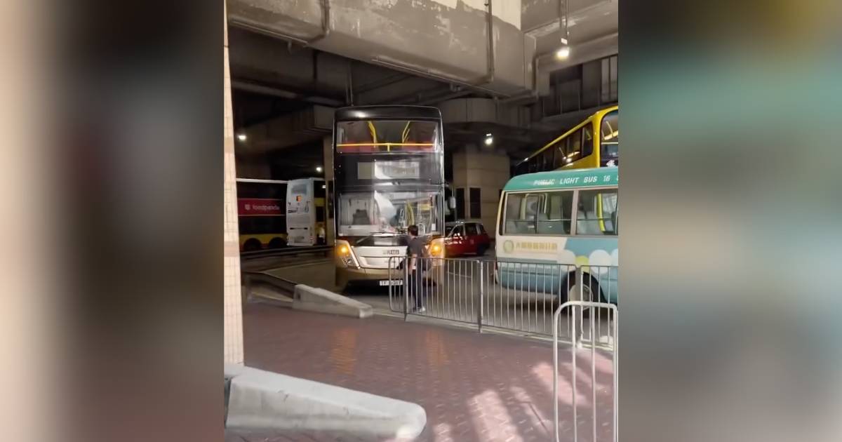 有片｜瘋狂巴士迷為1事人肉擋車 爆粗辱罵車長兼阻巴士駛走