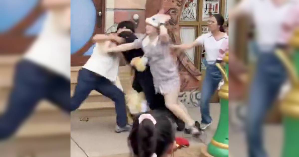 上海迪士尼情侶不滿女童鏡頭　與父母大打出手　女方打到走光上衣釦子被扯開