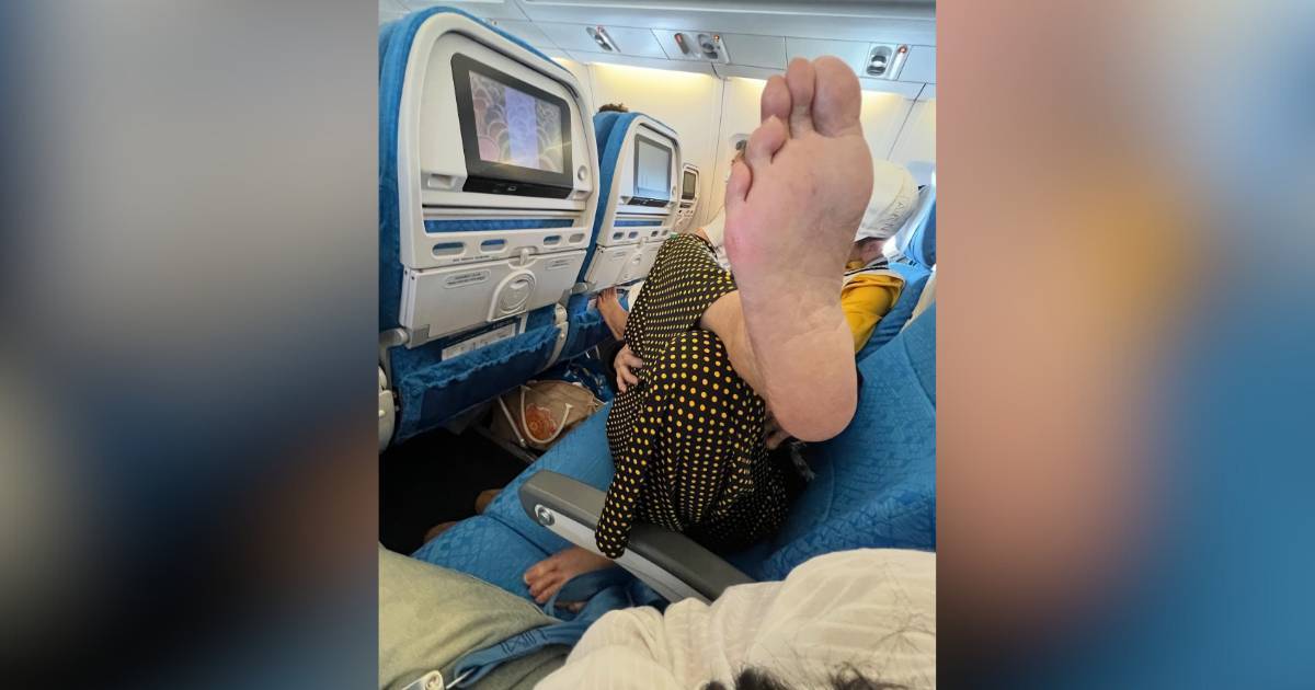 搭飛機遭鄰座臭腳貼面攻擊　事主上網吐苦水　反被網民鬧爆有問題！