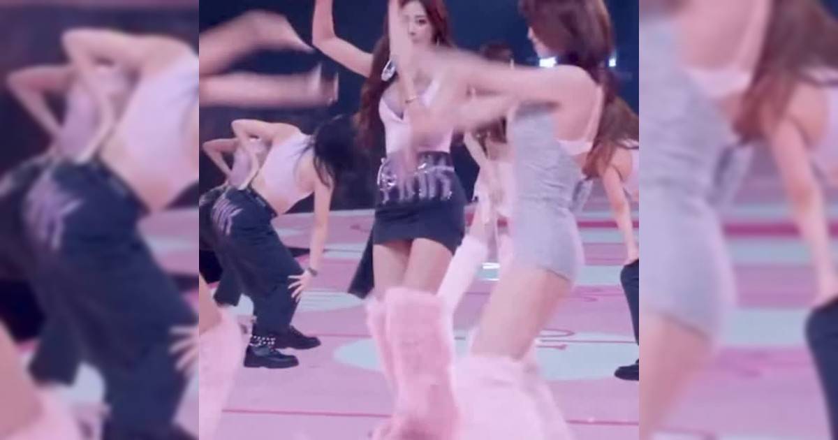【#你很韓】女團TWICE登上維密舞台四位成員Nayeon、Jihyo、Tzuyu與Momo不只演唱更親自走上伸展台將韓流魅力注入全球時尚殿堂