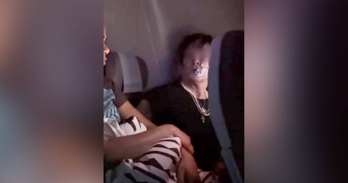 大媽搭斐濟航空失控鬧人　遭2空姐用膠紙封嘴　落機後下場更慘！
