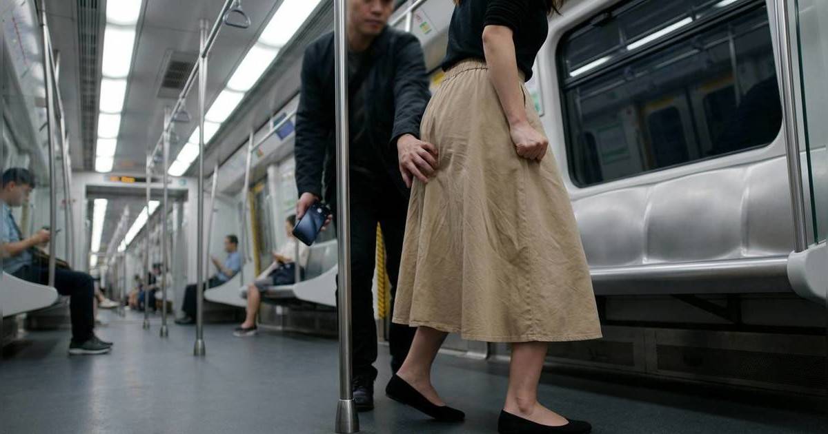 屯馬綫色狼專揀長裙女「摷裙底」｜同車女乘客全程直擊 拍下驚人惡行！