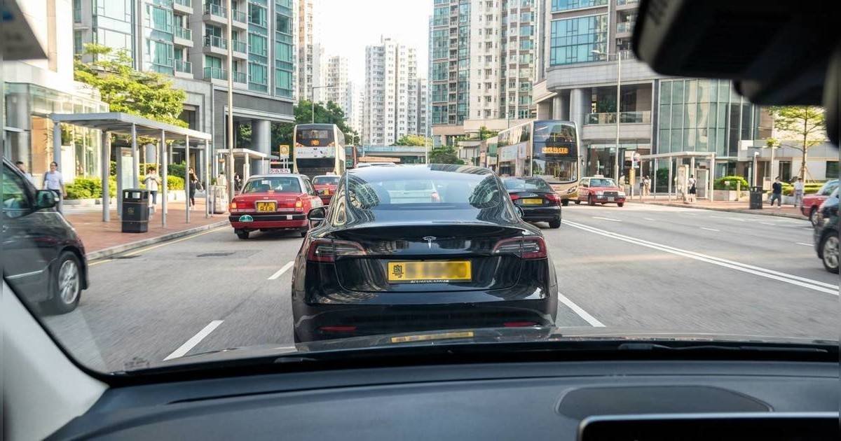 22歲司機抱B仔揸大膽車｜屯門馬路驚險片瘋傳｜警火速拉人網民怒轟：簡直係炸彈！