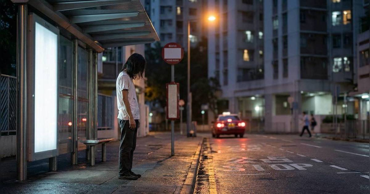觀塘「耶穌」深夜詭異罰企嚇壞街坊｜家屬突現身揭心酸真相 網民：睇到想喊