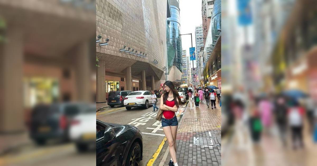 內地女遊港教路「著紅色最港風」 奇葩高衩戰衣惹熱議 網民：落雨著泳衣出街？