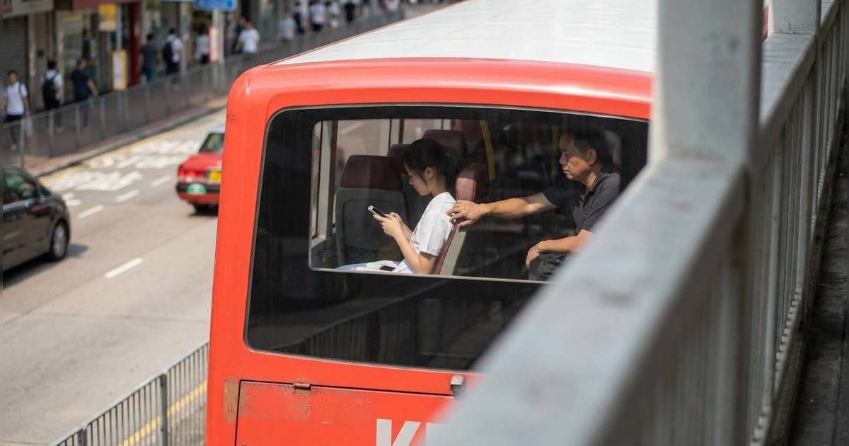 九巴阿叔上層伸鹹豬手｜狂摸校服女學生背脊 天橋路人拍片怒吼制止！