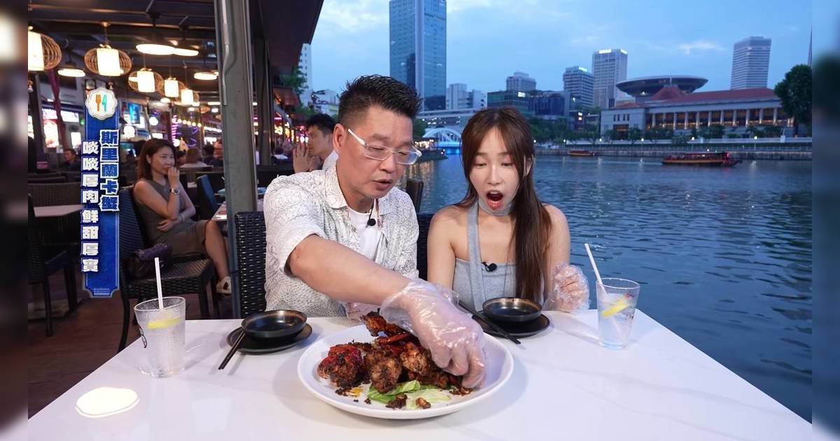美食新聞報道｜暉哥嚇呆！新加坡驚見1米高龍蝦伊麵 仲有手掌咁大黑胡椒蟹鉗？
