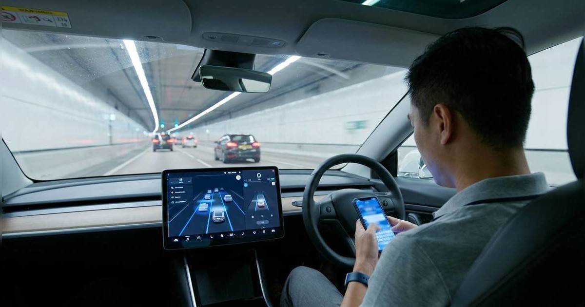 FU牌車司機隧道放開雙手玩手機 網民怒轟vs力撐：香港法例落後？