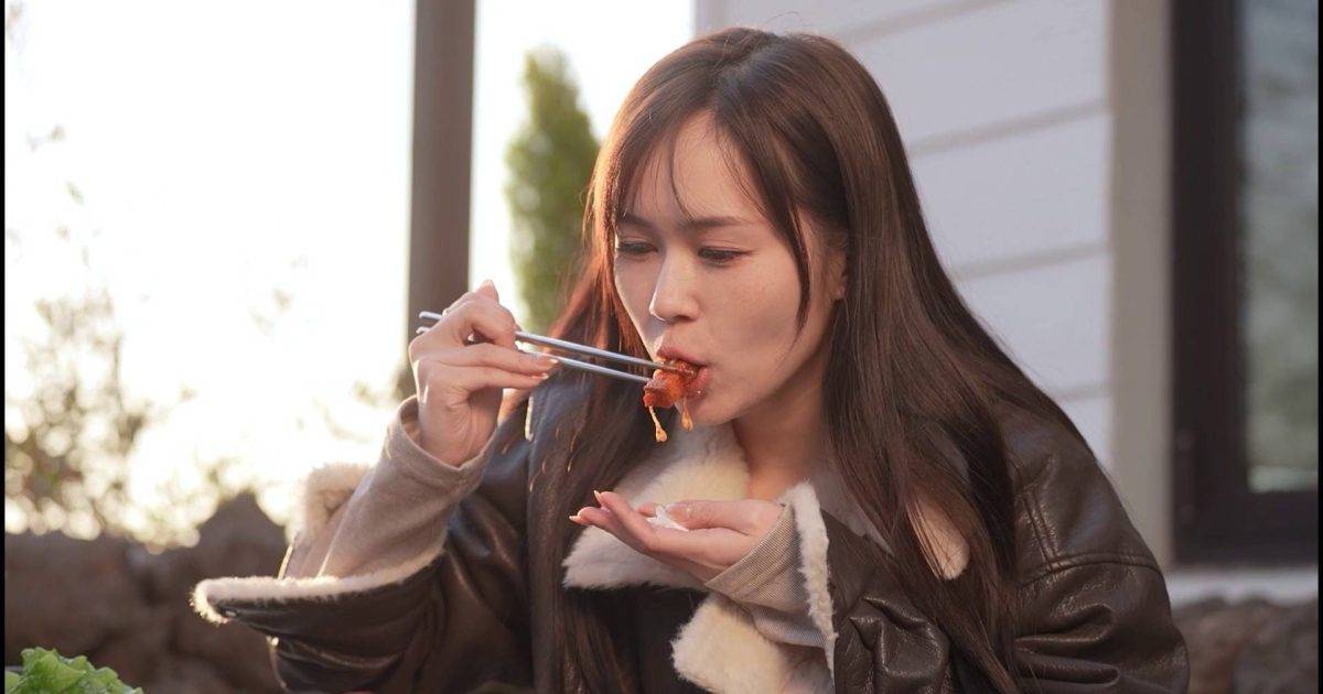 自然系女子旅行｜食豬肉要戴護目鏡？林映暉梁超怡體驗木柴燒肉嚇親
