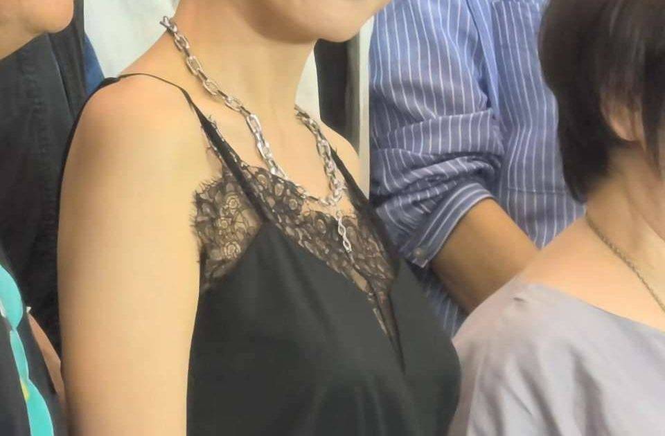 陳煒性感喱士裝現身惹哄動 醫生老公驚喜做一事 網民激讚：完全看不出52歲
