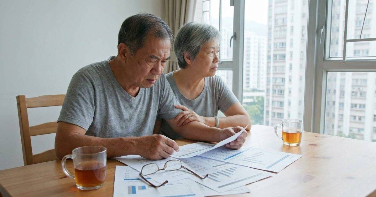 70歲夫婦畢生積蓄被掏空！誤信銀行買312萬保險｜家人揭文件造假怒轟：好過份！